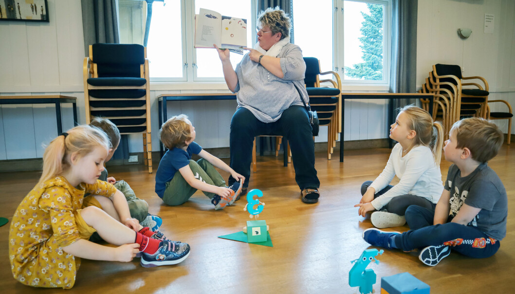 Hver gang barna besøker Tall-land, leser pedagogisk leder Petra Haubold fra boka «Det lille nullet og de andre». Hver gang barna besøker Tall-land, leser pedagogisk leder Petra Haubold fra boka «Det lille nullet og de andre».