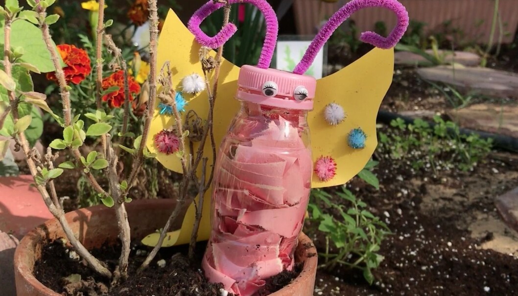 Barna har laget bærekraftig kunst: en sommerfugl av en gammel plastflaske og piperensere til følehorn. Barna har laget bærekraftig kunst: en sommerfugl av en gammel plastflaske og piperensere til følehorn.