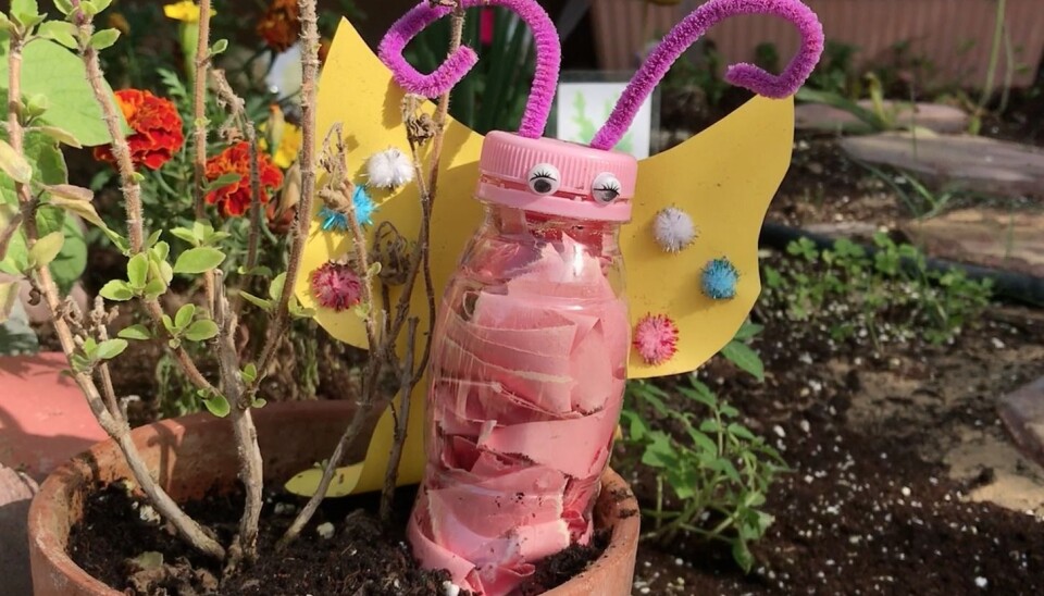 Barna har laget bærekraftig kunst: en sommerfugl av en gammel plastflaske og piperensere til følehorn.