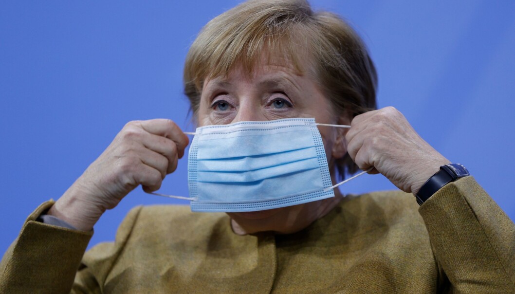 Angela Merkel vil stenge skoler og butikker i Tyskland etter ny smittebølge. Angela Merkel vil stenge skoler og butikker i Tyskland etter ny smittebølge.