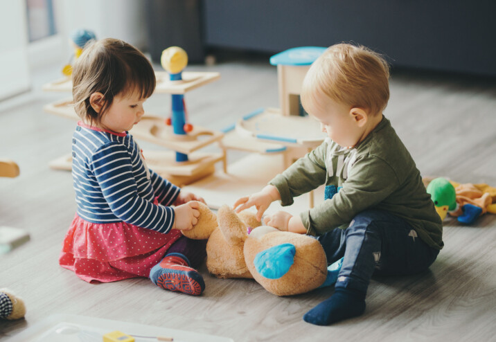 Observasjonen av tre toåringer i en barnehage viser at de foretrekker konsekvent å leke, snakke og oppholde seg i samme rom som de andre toåringene.