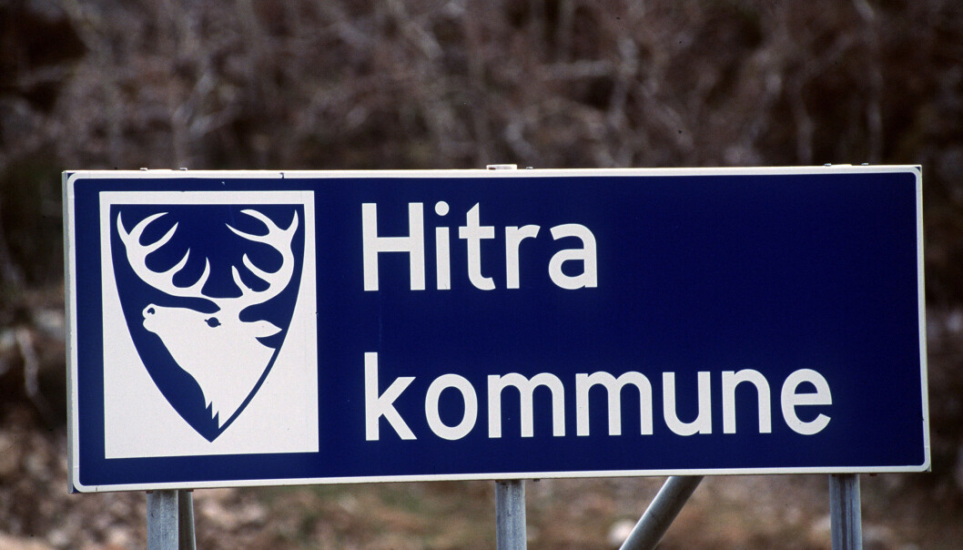 Skoler og barnehager på Hitra er stengt til 17. januar. Skoler og barnehager på Hitra er stengt til 17. januar.