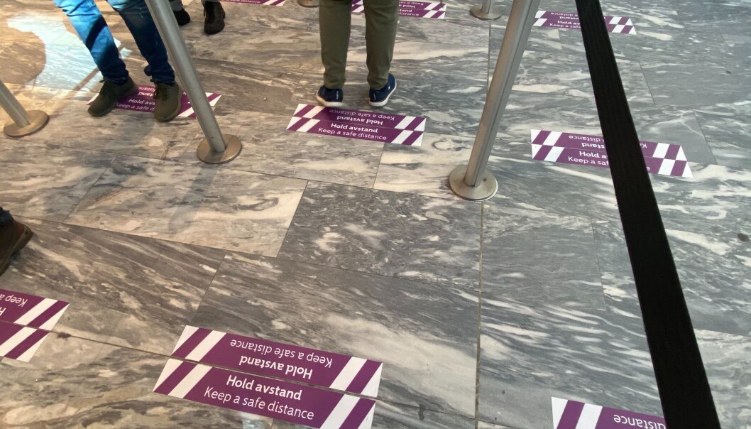 På Oslo Lufthavn Gardermoen er det godt merket at man må holde avstand. På Oslo Lufthavn Gardermoen er det godt merket at man må holde avstand.