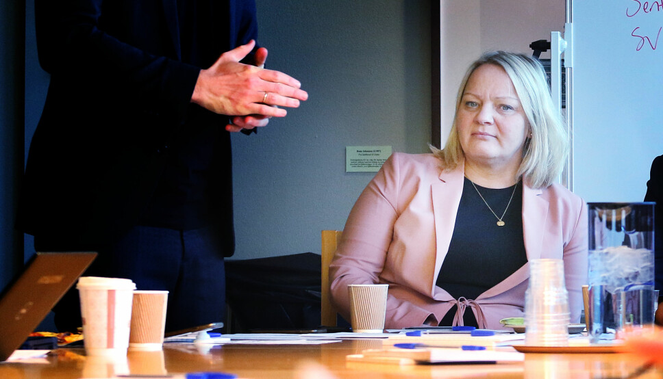 Mona Fagerås (SV) og Ap-leder Jonas Gahr Støre kritiserer regjeringen for å hasteinnføre rødt nivå i ungdomsskoler og videregående skoler.