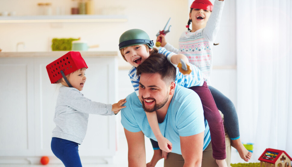 Å arbeide med humor kan være utfordrende, og det krever mye av personalet i barnehagen, men humor og glede kan åpne uante pedagogiske muligheter, skriver artikkelforfatteren Å arbeide med humor kan være utfordrende, og det krever mye av personalet i barnehagen, men humor og glede kan åpne uante pedagogiske muligheter, skriver artikkelforfatteren