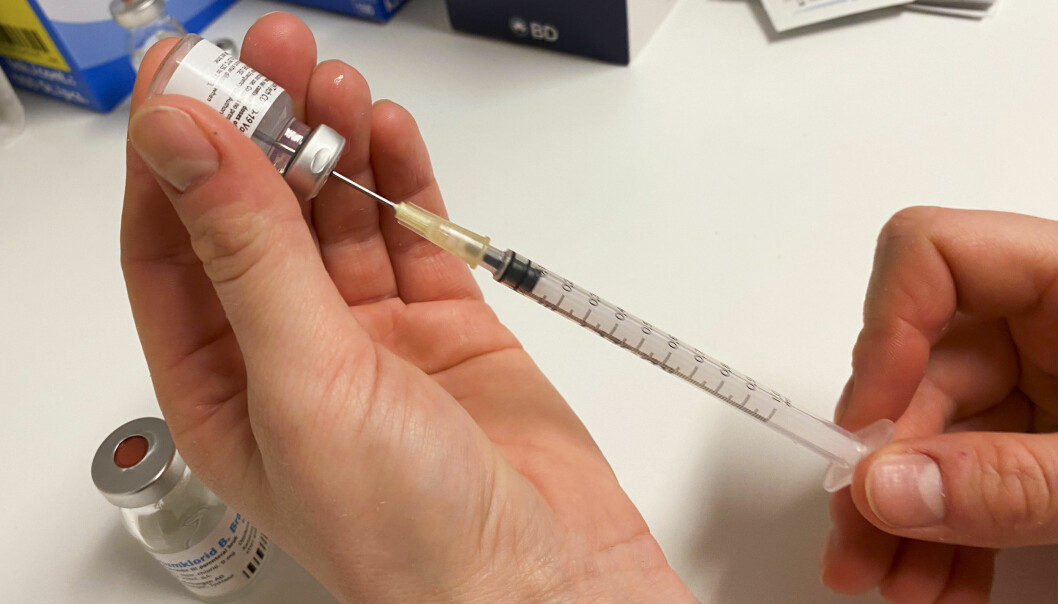 Sprøyter med Covid-19 vaksine fra Pfizer / Biontech klargjøres til vaksinasjon.