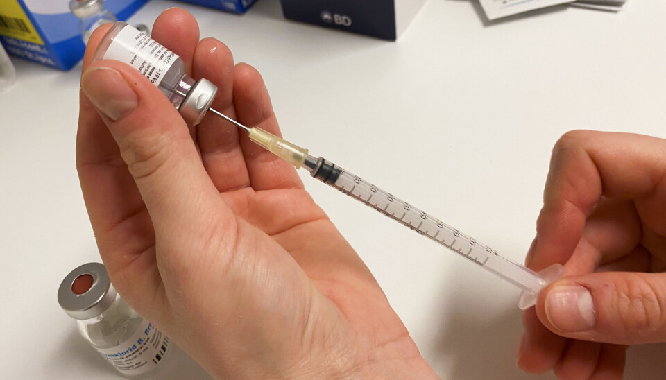 Sprøyter med Covid-19 vaksine fra Pfizer / Biontech klargjøres til vaksinasjon.