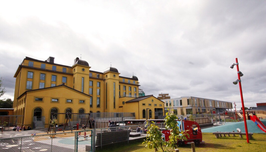Foreldre til barn i Margarinfabrikken barnehage i Oslo oppfordres til å bruke munnbind når barna leveres og hentes. Foreldre til barn i Margarinfabrikken barnehage i Oslo oppfordres til å bruke munnbind når barna leveres og hentes.