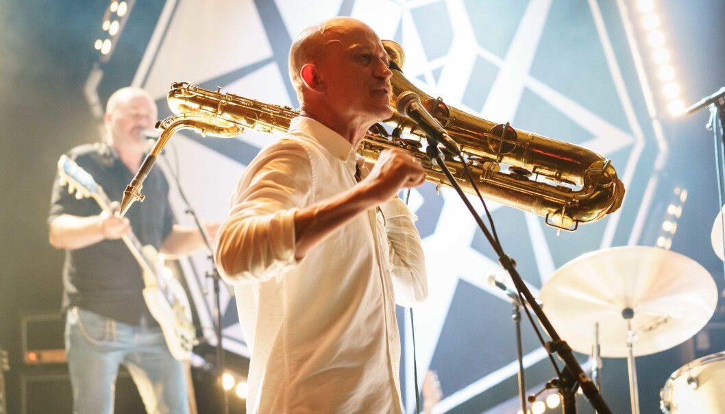 Rolf Martin Snustad spiller saksofon i bandene Hopalong Knut, Samvirkelaget, Northern Star Groove Alliance og Spidergawd. Rolf Martin Snustad spiller saksofon i bandene Hopalong Knut, Samvirkelaget, Northern Star Groove Alliance og Spidergawd.