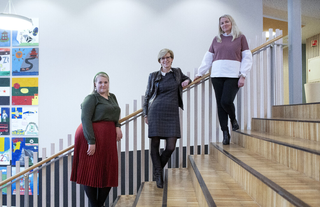 – Det varmer å få gode tilbakemeldinger fra foreldre, for det kommer fra hjertet, sier rektor ved Kleppestø ungdomsskole i Askøy kommune, Hanne-Guri Hellevang (i midten). Her flankert av lærer Anja Sofie Sletaker (t.v.) og rådgiver Miriam Haavik. – Det varmer å få gode tilbakemeldinger fra foreldre, for det kommer fra hjertet, sier rektor ved Kleppestø ungdomsskole i Askøy kommune, Hanne-Guri Hellevang (i midten). Her flankert av lærer Anja Sofie Sletaker (t.v.) og rådgiver Miriam Haavik.