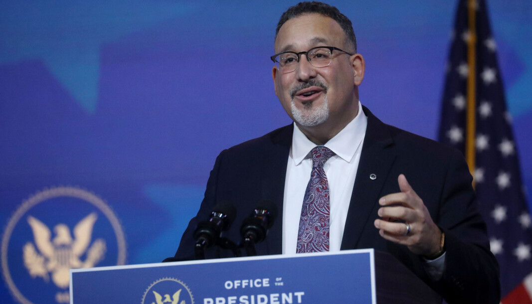 Styrking av det offentlege utdannings-tilbodet og å gje fleire økonomisk moglegheit til å ta høgare utdanning har vore blant fanesakene til Miguel Cardona, som ligg an til å bli ny utdanningsminister i USA. Styrking av det offentlege utdannings-tilbodet og å gje fleire økonomisk moglegheit til å ta høgare utdanning har vore blant fanesakene til Miguel Cardona, som ligg an til å bli ny utdanningsminister i USA.