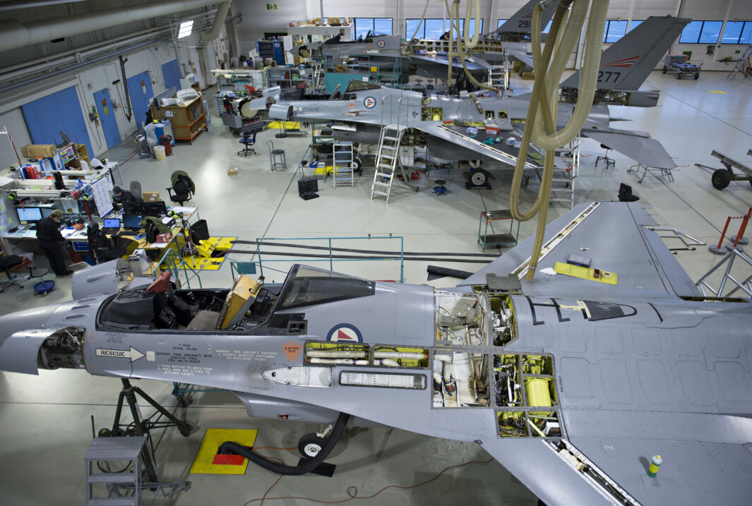 Flere eksemplarer av jagerflyet F-16 er til overhaling i vedlikeholdshangaren i Bodø flystasjon. Flere eksemplarer av jagerflyet F-16 er til overhaling i vedlikeholdshangaren i Bodø flystasjon.