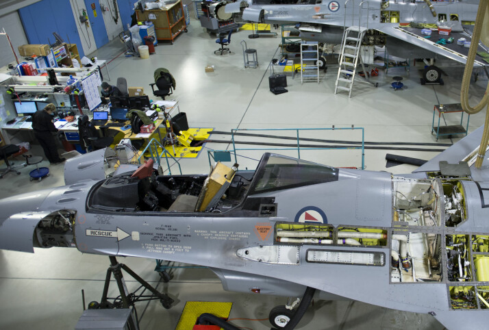 Flere eksemplarer av jagerflyet F-16 er til overhaling i vedlikeholdshangaren i Bodø flystasjon.