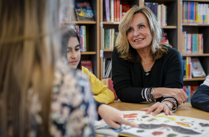 – Å lære å lese er så mye mer enn å lære å avkode bokstavsammensetninger, sier Ingeborg Anly, lærer ved Huseby skole i Oslo. – Å lære å lese er så mye mer enn å lære å avkode bokstavsammensetninger, sier Ingeborg Anly, lærer ved Huseby skole i Oslo.