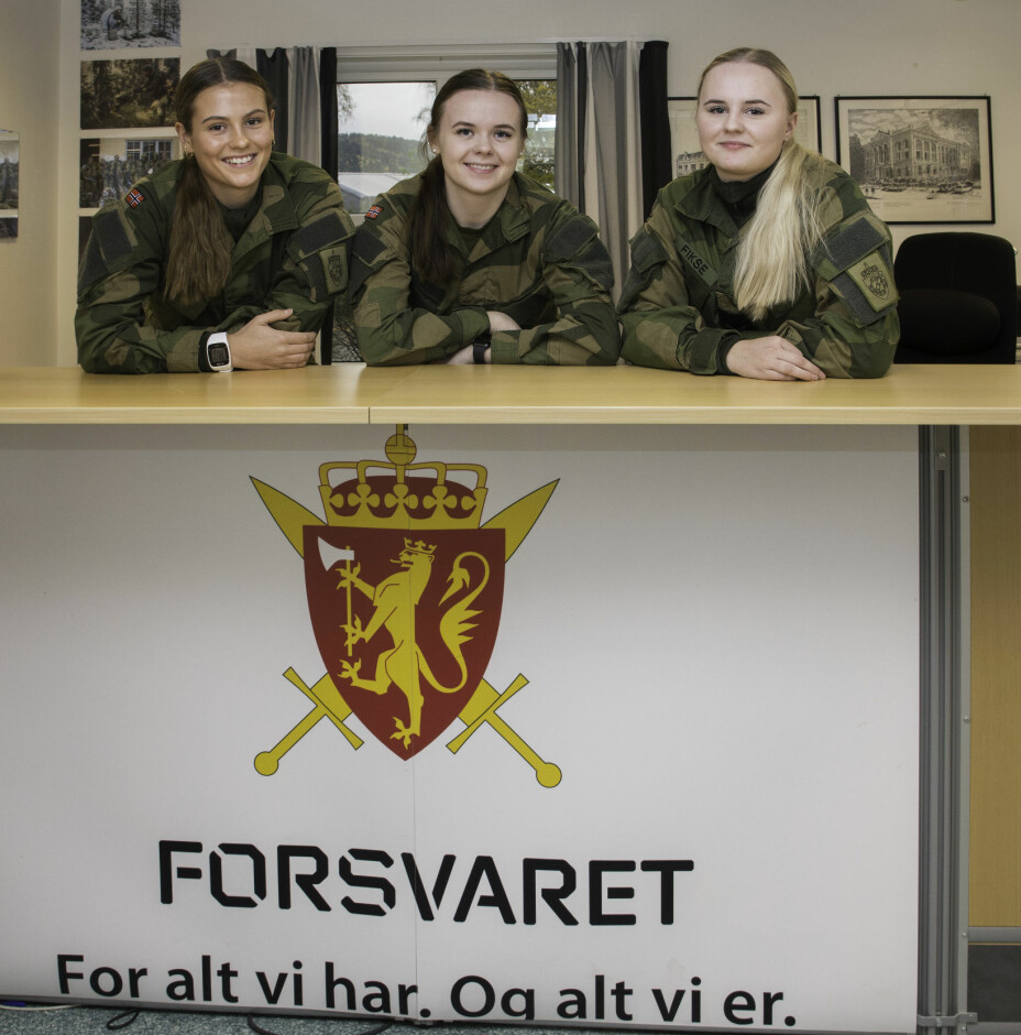 Nora Kløften (i midten) har yrkesfaglig fordypning (YFF) på sesjonssenteret. Hun blir tatt godt vare på av førsteårslærling Christine Enger (til venstre) og andreårslærling Thea Fikse.