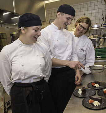 Henrik Owe koser seg med å lage desserter, og her får sjokoladekakene et lett melisdryss. Kjøkkensjef Anne Line Vassbakk Løyning (bak) og lærling Julie Lundberg følger med og lager god stemning. Henrik Owe koser seg med å lage desserter, og her får sjokoladekakene et lett melisdryss. Kjøkkensjef Anne Line Vassbakk Løyning (bak) og lærling Julie Lundberg følger med og lager god stemning.
