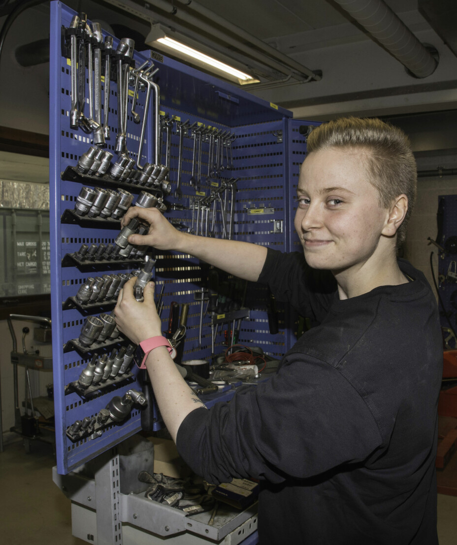 Anna Marie Godtlibsen er førsteårslærling og i gang med å gjøre seg kjent på Setermoen tekniske verksted.