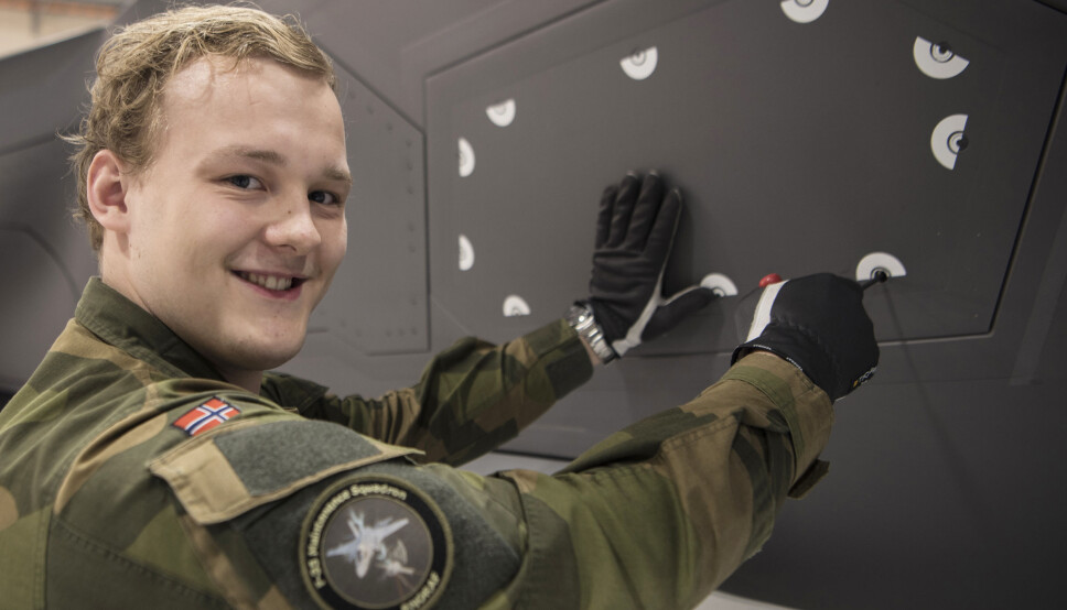 Ruben Henriksen skrur på en F35, på veien mot å ta fagbrev som flysystemmekaniker.