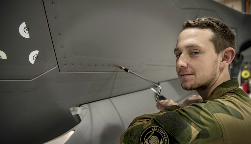 Jagerfly er det kuleste lærlingen Robin Mogstad vet. Nå jobber han med F16-fly og skal bli avioniker.