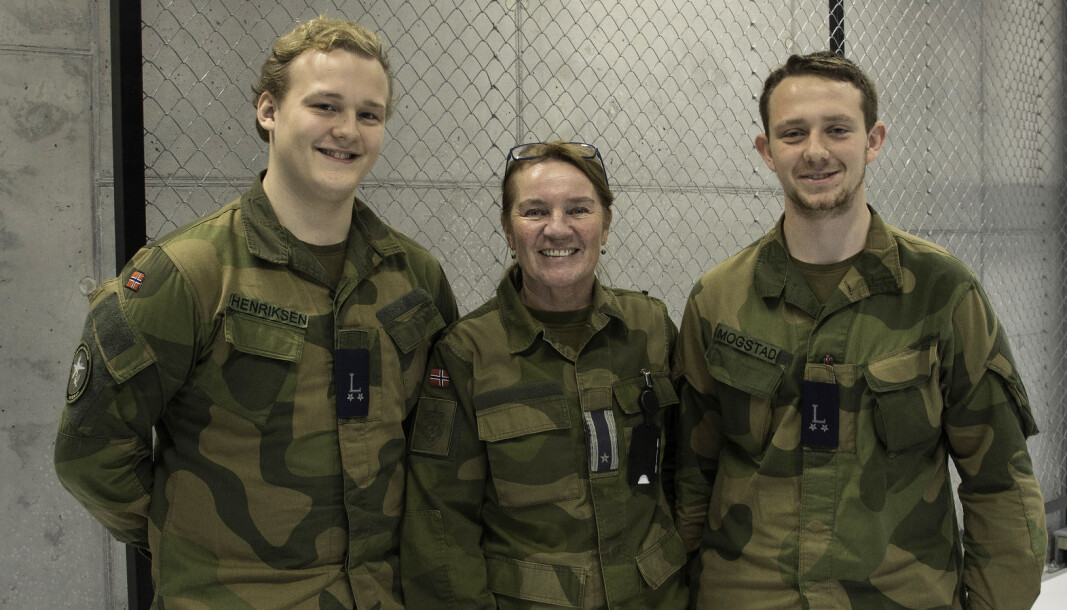 Lærlingkoordinator Hild Salo besøker lærlingene Ruben Henriksen (til venstre) og Robin Mogstad på Ørland flystasjon. Lærlingkoordinator Hild Salo besøker lærlingene Ruben Henriksen (til venstre) og Robin Mogstad på Ørland flystasjon.