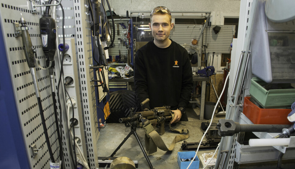 Nils Kristian Valaas-Lundsvoll bestemte seg tidlig for å bli børsemaker, og på Elverum tekniske verksted får han lære om både Minimi og andre våpen.
