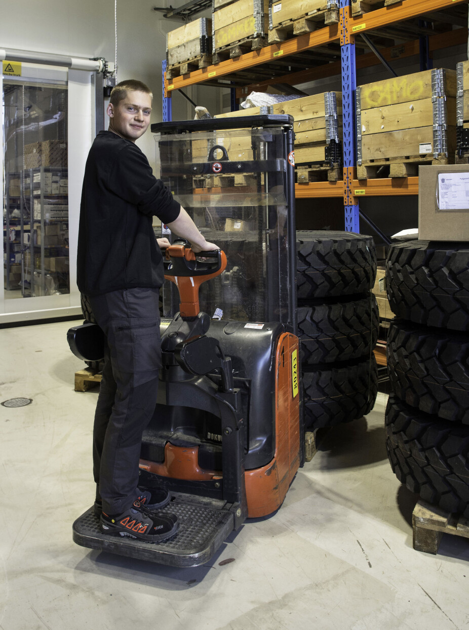 Noen har bestilt dekk, og logistikklærling Kristian Bøen finner dem på lageret.