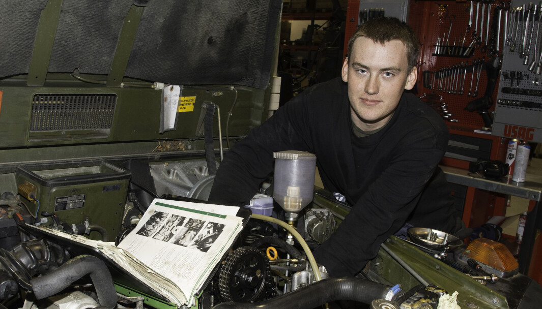 David Anker forsøker å time en dieselpumpe. David Anker forsøker å time en dieselpumpe.