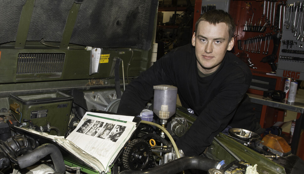 David Anker forsøker å time en dieselpumpe.