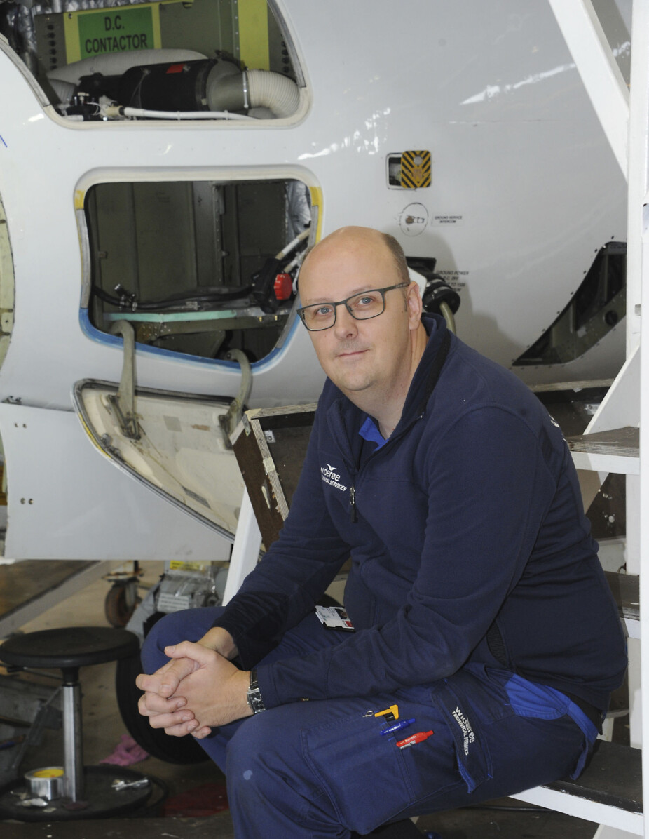 Claes Johannes Lislerud er flytekniker og en av de fagansvarlige for lærlingene i Flysystemfaget hos Widerøe Technical Services i Bodø.
