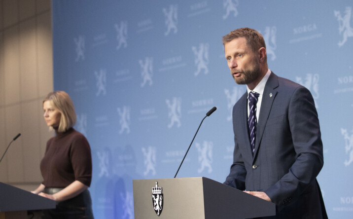 Kunnskapsminister Guri Melby og helseminister Bent Høie på en tidligere pressekonferanse.