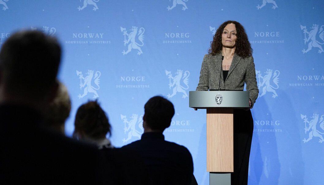 Folkehelseinstituttet skjerper smitteverntiltakene for ansatte i skolene i Oslo-regionen. Her ved direktør Camilla Stoltenberg under en tidligere pressekonferanse om koronasituasjonen. Folkehelseinstituttet skjerper smitteverntiltakene for ansatte i skolene i Oslo-regionen. Her ved direktør Camilla Stoltenberg under en tidligere pressekonferanse om koronasituasjonen.
