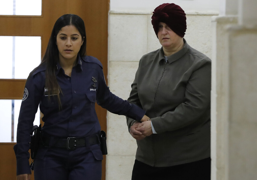 På dette bildet fra februar 2018 føres Malka Leifer inn i rettssalen i Jerusalem. Den tidligere australske læreren er nå utlevert til Australia. På dette bildet fra februar 2018 føres Malka Leifer inn i rettssalen i Jerusalem. Den tidligere australske læreren er nå utlevert til Australia.