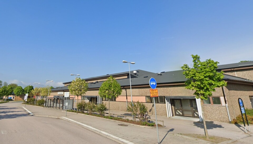 Det var ved denne skolen i Varberg i Sverige at en mann tok seg inn med kniv og øks.