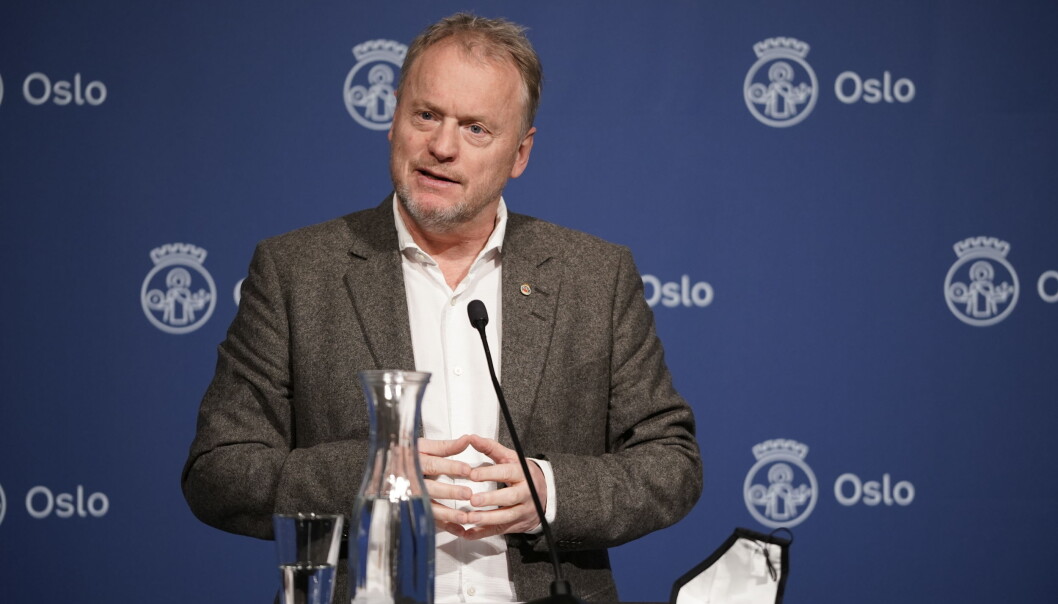 Byrådsleder Raymond Johansen i Oslo letter på korona-tiltaket. Byrådsleder Raymond Johansen i Oslo letter på korona-tiltaket.