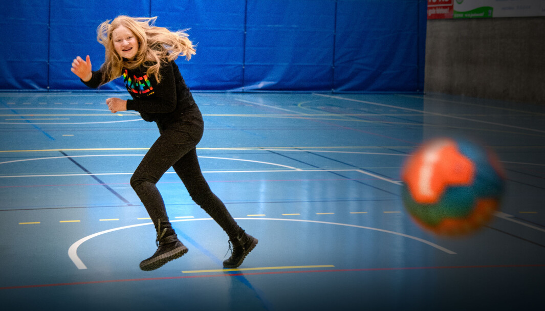 Nelly spilte håndball på fritiden da hun var yngre, nå er det i kroppsøvings-timene hun får trent skuddarmen. Nelly spilte håndball på fritiden da hun var yngre, nå er det i kroppsøvings-timene hun får trent skuddarmen.