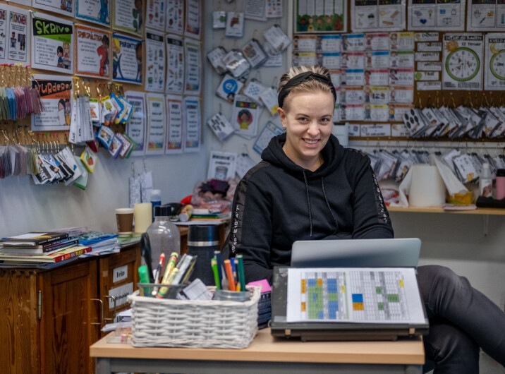 – Skolen har kommet hjem i sofaen til folk, sier lærer og spesialpedagog Stine Hatt Fossli om pandemitiden. – Skolen har kommet hjem i sofaen til folk, sier lærer og spesialpedagog Stine Hatt Fossli om pandemitiden.