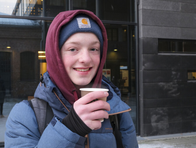 Alle elevene fikk tilbud om en varmende kopp kakao. Jakob lot seg friste.