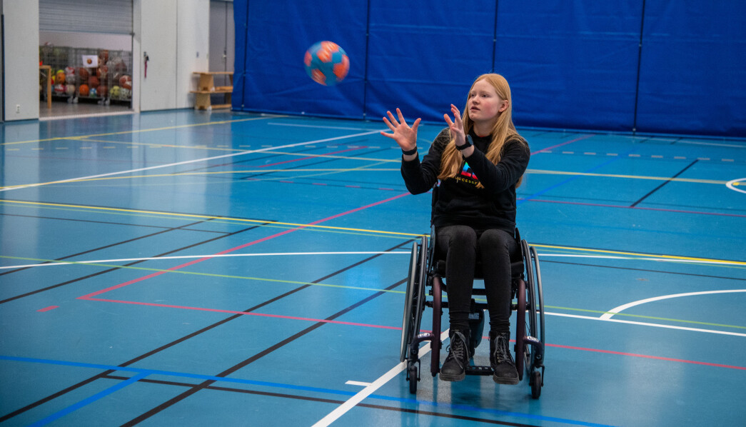 Nelly kan ikke løpe, men deltar likevel i stafetten i gymtimen. Lærerne ved Hokksund ungdomsskole lager aldri opplegg som gjør Nelly til tilskuer. For få elever får spesialundervisning i kroppsøving, mener lærerne Simen Holm Hansen og Andrea Eriksen. Nelly kan ikke løpe, men deltar likevel i stafetten i gymtimen. Lærerne ved Hokksund ungdomsskole lager aldri opplegg som gjør Nelly til tilskuer. For få elever får spesialundervisning i kroppsøving, mener lærerne Simen Holm Hansen og Andrea Eriksen.