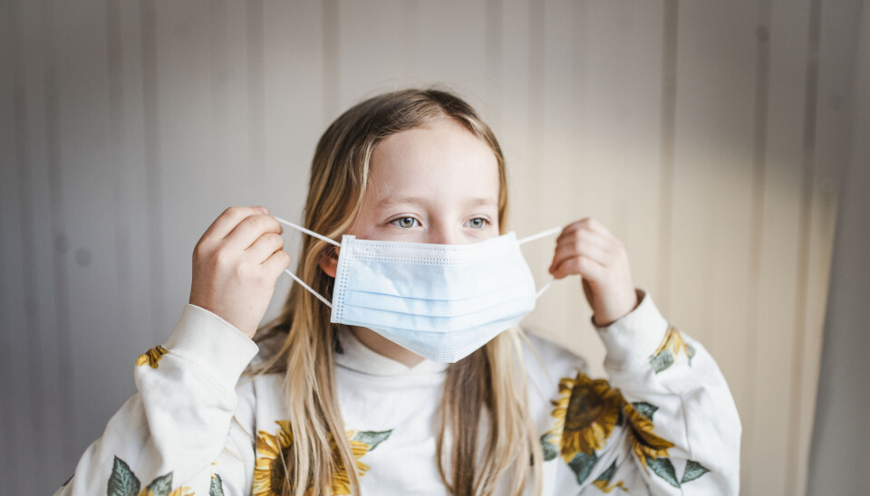 Munnbind for barnehagetilsette, songforbod og testing – slik er tiltaka i skular og barnehagar i Norden