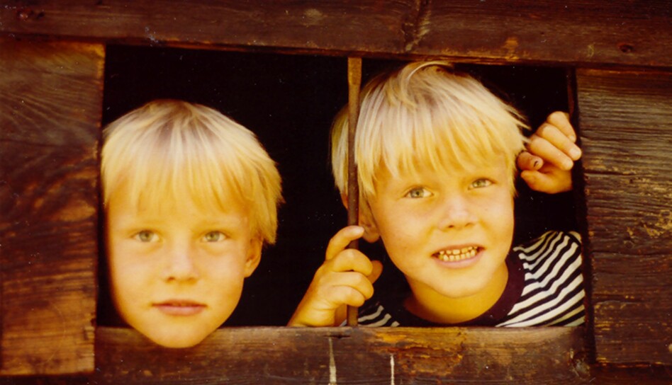 Espen Rostrup Nakstad hadde et nært forhold til tvillingbroren Anders (t.v.), som døde i en helikopterulykke i 2014. Her leker de i en lekehytte, fem år gamle