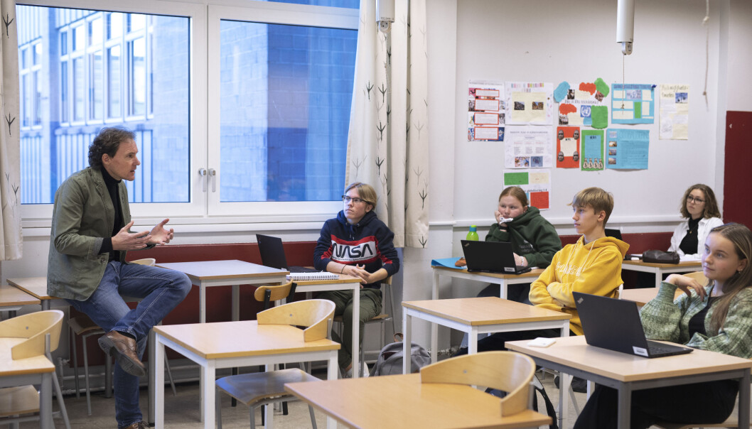 - Det er beinslitsomt ha to rom med 30 elever som er mer eller mindre motivert, sa lektor Trond Heum til Utdanning i november. På grunn av smittevernstiltakene måtte elevene fordeles på to klasserom. Nå krever lærerorganisasjonene kompensasjon for merarbeidet pandemien har medført. - Det er beinslitsomt ha to rom med 30 elever som er mer eller mindre motivert, sa lektor Trond Heum til Utdanning i november. På grunn av smittevernstiltakene måtte elevene fordeles på to klasserom. Nå krever lærerorganisasjonene kompensasjon for merarbeidet pandemien har medført.