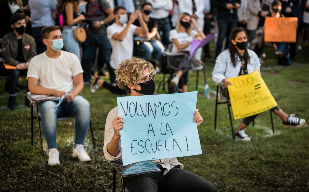 «La oss komme tilbake til skolen» er det klare budskapet på denne plakaten under en demonstrasjon i Buenos Aires 9. februar.