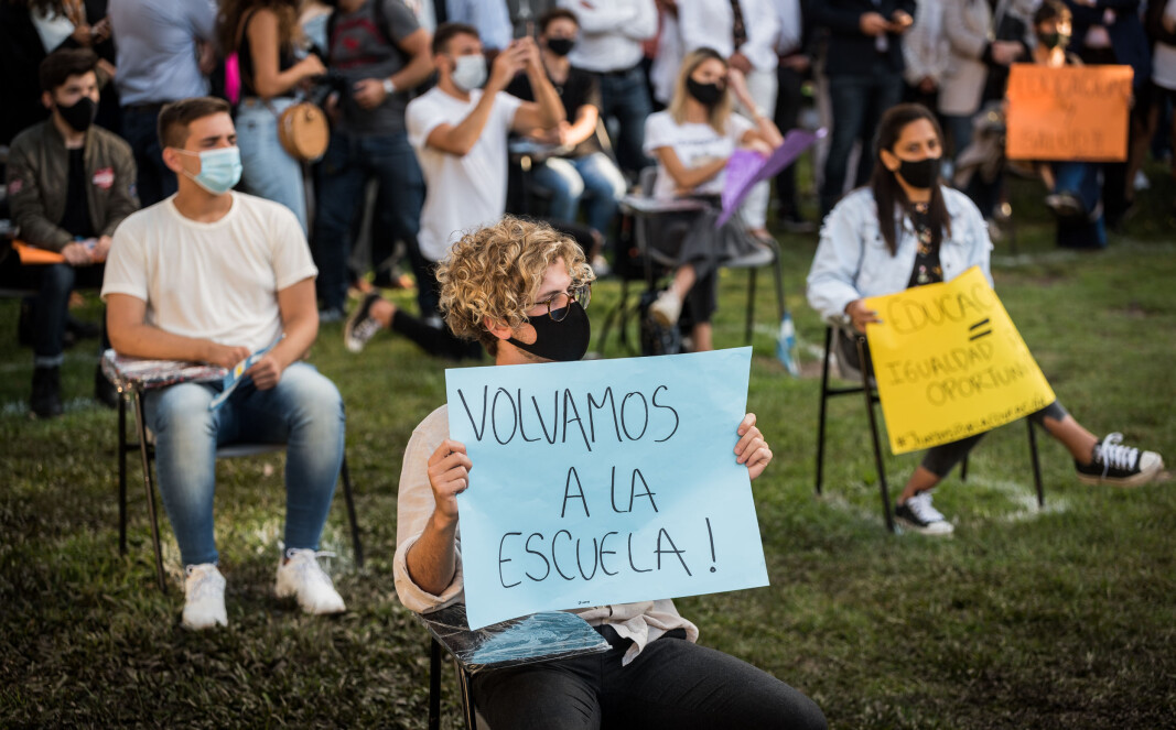 «La oss komme tilbake til skolen» er det klare budskapet på denne plakaten under en demonstrasjon i Buenos Aires 9. februar. «La oss komme tilbake til skolen» er det klare budskapet på denne plakaten under en demonstrasjon i Buenos Aires 9. februar.