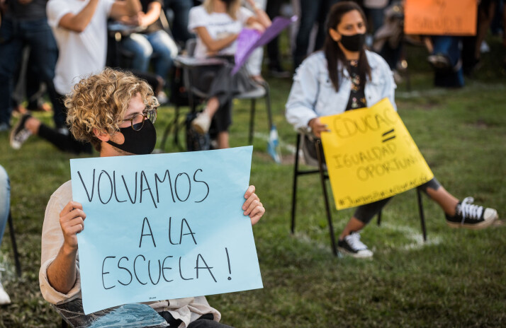 «La oss komme tilbake til skolen» er det klare budskapet på denne plakaten under en demonstrasjon i Buenos Aires 9. februar.