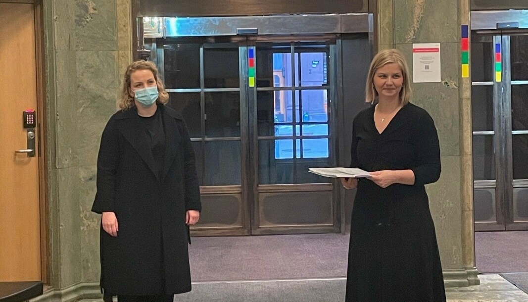 Malin Olsen, ei av initiativtakerne til underskriftskampanjen, overleverte 2200 protester mot ny barnehagelov til kunnskapsminister Guri Melby torsdag. Fredag går høringsfristen ut. Malin Olsen, ei av initiativtakerne til underskriftskampanjen, overleverte 2200 protester mot ny barnehagelov til kunnskapsminister Guri Melby torsdag. Fredag går høringsfristen ut.