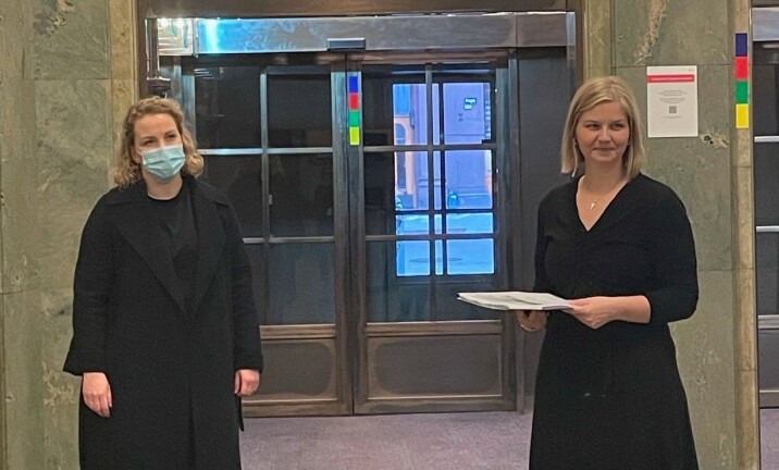 Malin Olsen, ei av initiativtakerne til underskriftskampanjen, overleverte 2200 protester mot ny barnehagelov til kunnskapsminister Guri Melby torsdag. Fredag går høringsfristen ut.