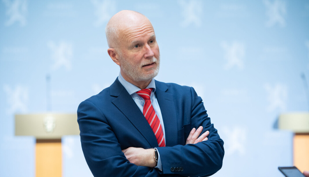 Helsedirektør Bjørn Guldvog sier de vurderer anbefaling om munnbindpåbud på skoler. Helsedirektør Bjørn Guldvog sier de vurderer anbefaling om munnbindpåbud på skoler.