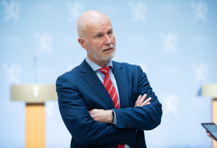 Helsedirektør Bjørn Guldvog sier de vurderer anbefaling om munnbindpåbud på skoler.