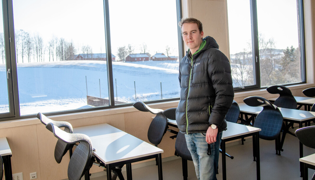 – Jeg synes så synd på de unge elevene. De kan ikke klemme, holde rundt og være tett innpå hverandre. Da kommer vi og sier ifra: «Husk én meter», sier Odin Bøhn Flatås. – Jeg synes så synd på de unge elevene. De kan ikke klemme, holde rundt og være tett innpå hverandre. Da kommer vi og sier ifra: «Husk én meter», sier Odin Bøhn Flatås.