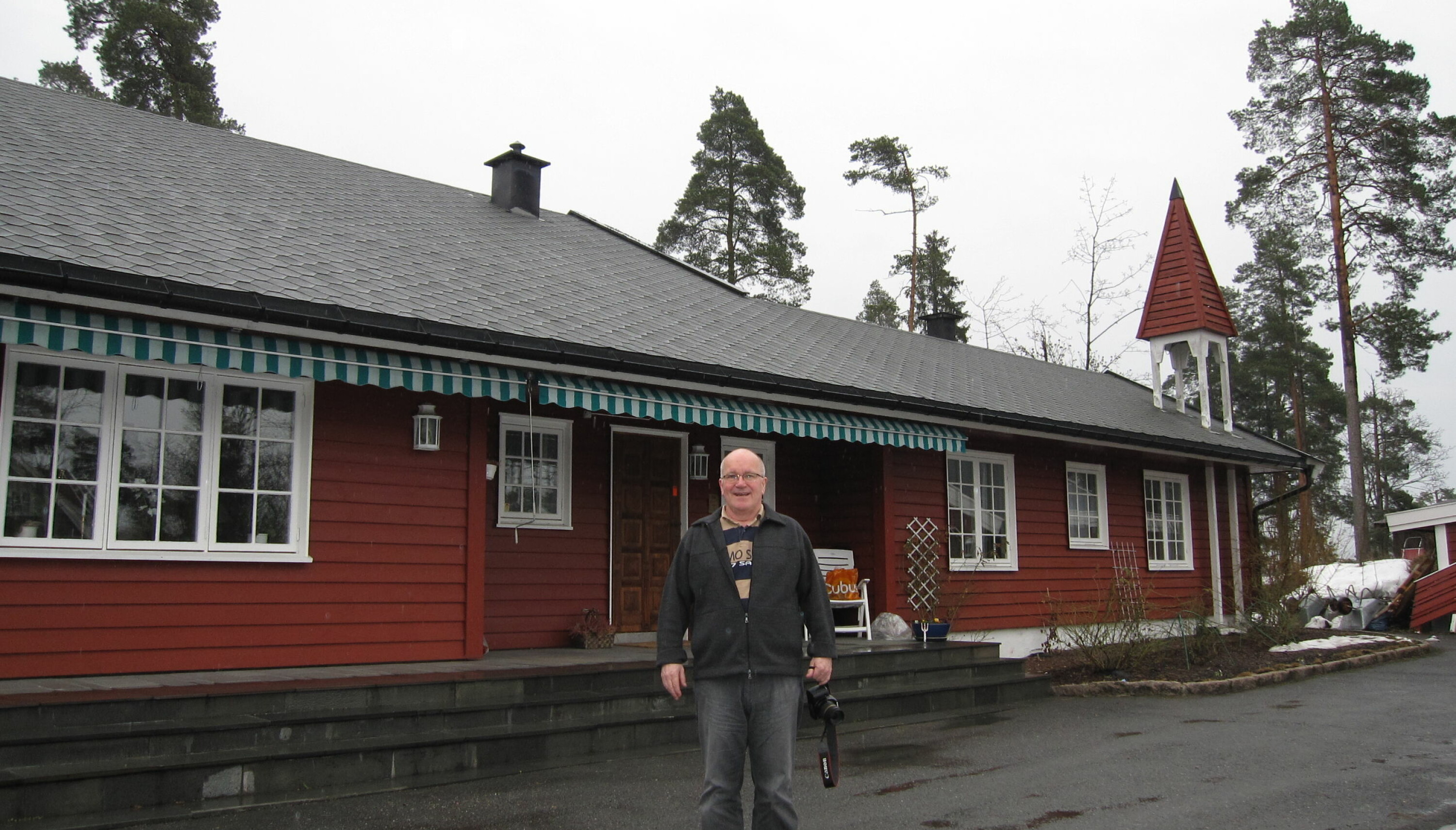 Foreldrene hans kjøpte en eiendom i Asker i Akershus like etter krigen. Her viser Max Manus oss rundt på den 20 mål store tomta.